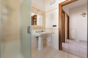 Vila conforto, 4 quartos | Banheiro | Chuveiro, secador de cabelo, bidê, toalhas de banho