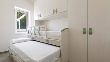 Comfort Villa, 3 Bedrooms | 6 bedrooms, iron/ironing board, free WiFi