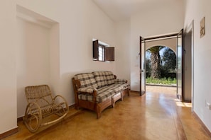 Villa Standard, 3 camere da letto | Area soggiorno | TV a schermo piatto, caminetto