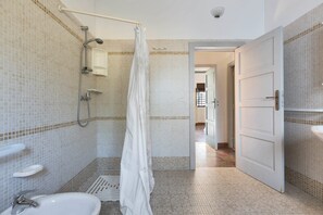A bathroom with a shower, a sink, and a toilet. - Villa Giardino dello Ionio (Nardò)