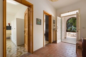 Classic-Villa, 3 Schlafzimmer | Wohnbereich | Flachbildfernseher, Kamin