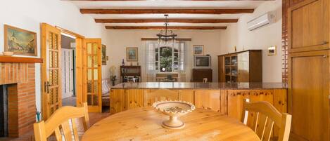 Classic Villa, 3 Bedrooms | In-room dining