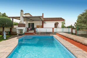 Una piscina al aire libre de temporada
