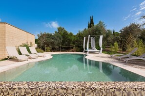 Una piscina al aire libre de temporada