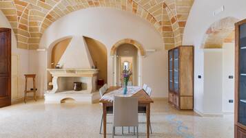 Vila Klasik, 3 kamar tidur | Makan di kamar