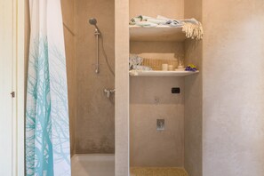 Classic Villa, 3 Bedrooms | Bathroom shower - Villa Satis (Casarano)