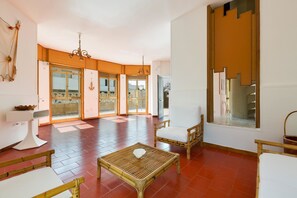 Standard-Haus, 3 Schlafzimmer | Wohnbereich | Flachbildfernseher, Kamin