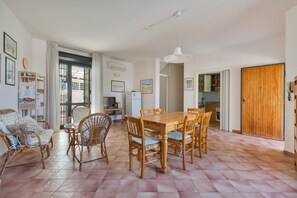 Standard House, 4 Bedrooms | Makan dalam bilik
