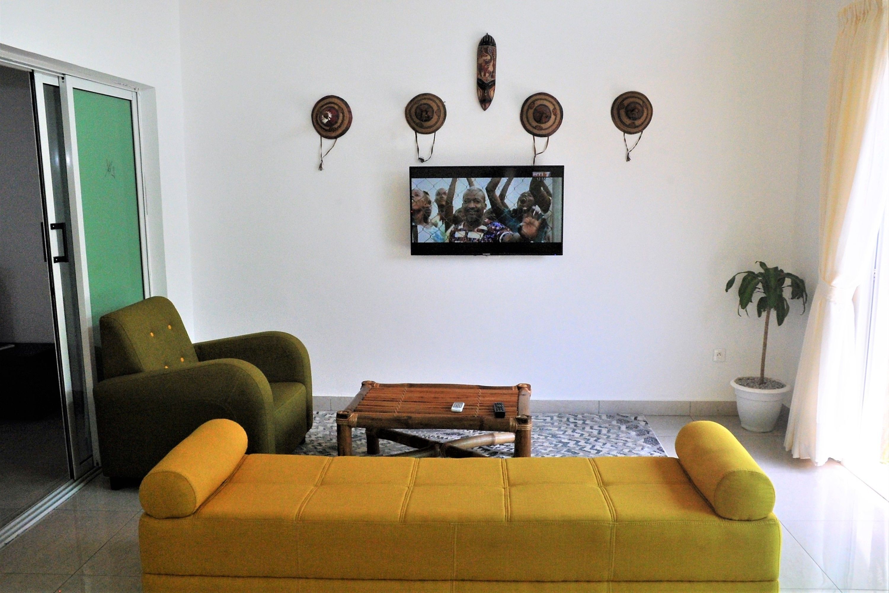 Superior-Villa, 1 Schlafzimmer, Nichtraucher | Wohnzimmer | 43-Zoll-Flachbildfernseher mit Satellitenempfang, Fernseher