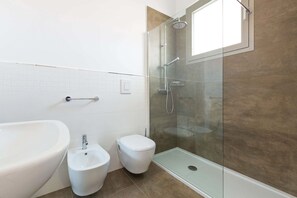 Comfort-Apartment, 2 Schlafzimmer | Badezimmer | Dusche, Bidet