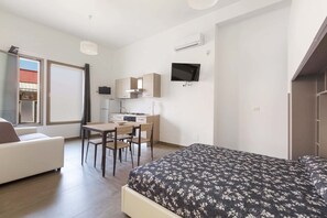 Une chambre à coucher moderne avec un lit, un bureau et une chaise.