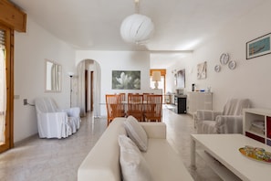 Comfort-Haus, 3 Schlafzimmer | Wohnbereich | Flachbildfernseher