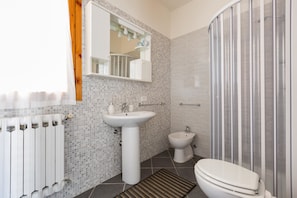 Maison Confort, 3 chambres | Salle de bain | Baignoire et douche séparées, sÚche-cheveux, bidet
