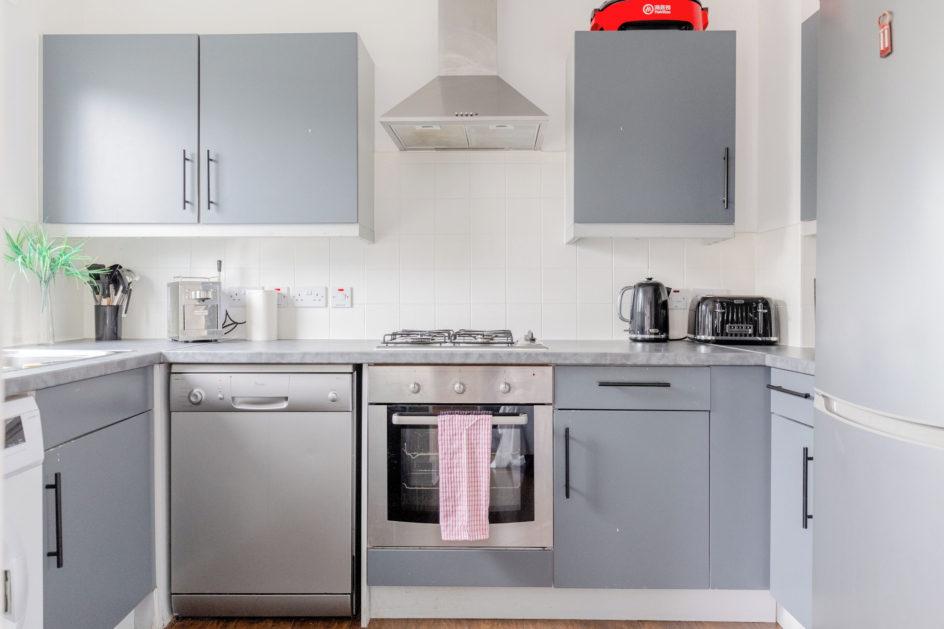 Apartment (2 Bedrooms) | Private kitchen | Fridge, microwave, oven, stovetop