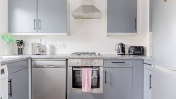 Apartment (2 Bedrooms) | Private kitchen | Fridge, microwave, oven, stovetop