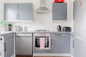 Appartement (2 Bedrooms) | Cuisine privée | Réfrigérateur, micro-ondes, four, plaque de cuisson