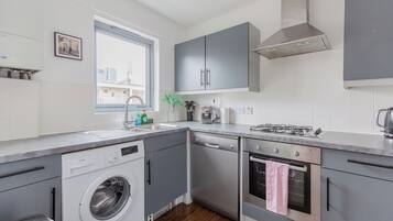 Apartment (2 Bedrooms) | Private kitchen | Fridge, microwave, oven, stovetop