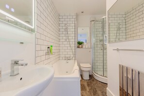Lejlighed (2 Bedrooms) | Badeværelse | Gratis toiletartikler, hårtørrer, håndklæder, Sæbe