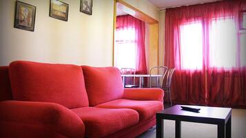 Comfort-Apartment, Mehrere Betten, Nichtraucher, Stadtblick | Schreibtisch, Bügeleisen/Bügelbrett, kostenloses WLAN, Bettwäsche