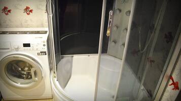 Apartment | Badezimmer | Badewanne, kostenlose Toilettenartikel, Haartrockner, Handtücher