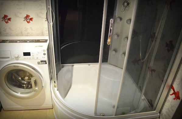 Apartment | Bathroom | Bathtub, free toiletries, hair dryer, towels - Dobrye Sutki Apartment on Mukhacheva 258 (Biysk)