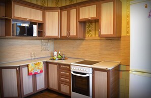 Apartment | Private kitchen | Fridge, microwave, stovetop, electric kettle - Dobrye Sutki Apartment on Mukhacheva 258 (Biysk)