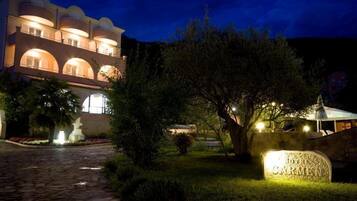 Fassade der Unterkunft – Abend/Nacht