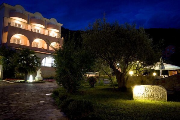 住宿正面 (夜晚)