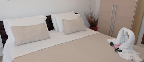 Luxe beddengoed, individueel gedecoreerd, een bureau, geluiddichte muren