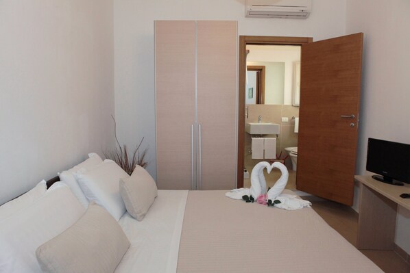 Luxe beddengoed, individueel gedecoreerd, een bureau, geluiddichte muren