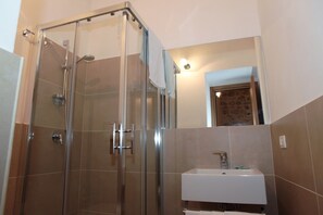 Triple Room | Bathroom | Shower, free toiletries, hair dryer, bidet