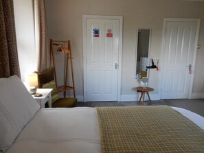 Desk, free WiFi - Herdmans B&B (Brecon)