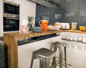 Café da manhã com buffet grátis todos os dias