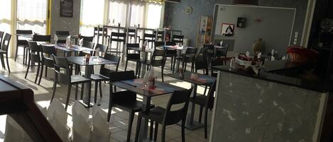 Petit déjeuner et déjeuner servis sur place, spécialités Cuisine locale