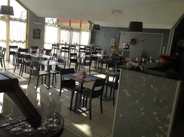 Frukost och lunch serveras, njut av de goda smakerna från lokala rätter.