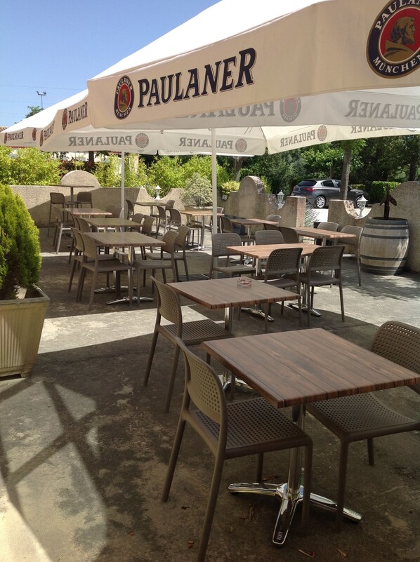 Terrace/patio - Hotel Le Clos Saint Loup (Bram)