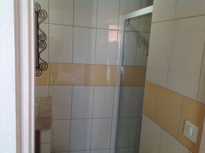 Comfort-rum - tillgänglighetsanpassat - icke-rökare | Badrum | Dusch, gratis toalettartiklar och handdukar