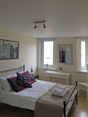 Apartment (2 Bedrooms) | 2 bedrooms, premium bedding, desk, laptop workspace - Bright, Spacious 2 Bedroom Apartment in Stockbridge (Edinburgh)