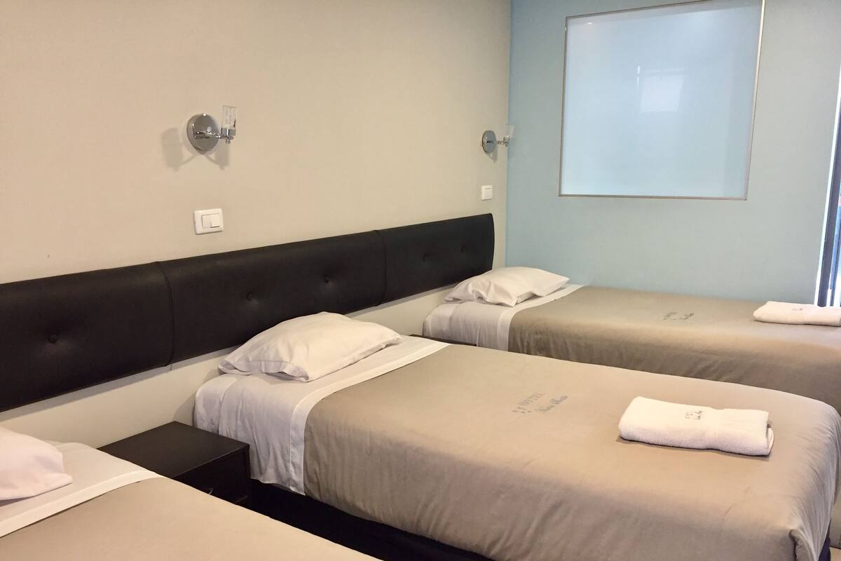 Habitación triple, baño privado | Wifi gratis y ropa de cama