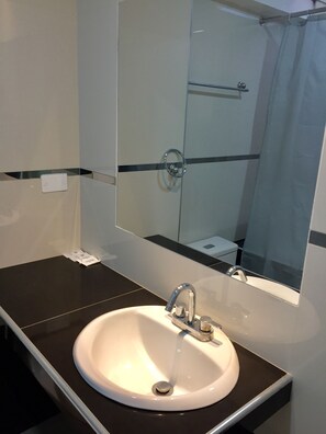 Superior-Doppelzimmer, 1 Queen-Bett | Badezimmer | Dusche, kostenlose Toilettenartikel, Handtücher