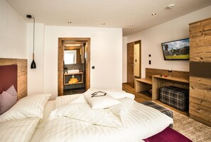 Frette Italian sheets, premium bedding, in-room safe, desk - Alpinium (Fiss)