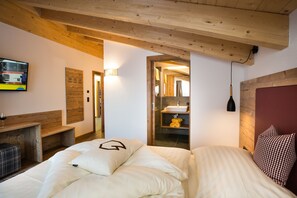 全景公寓 | 義大利 Frette 床單、高級寢具、客房內保險箱、書桌