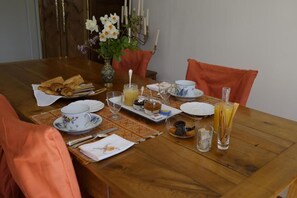 Coffee/tea maker, electric kettle, cookware/dishes/utensils - Jardins en Ville (Cognac)
