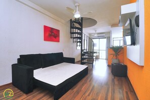 Comfort-Penthouse, Mehrere Betten, Nichtraucher | Wohnbereich | LCD-Fernseher