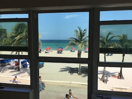 Habitación Deluxe, 1 cama de matrimonio grande, cocina básica, frente al mar | Tabla de planchar con plancha, wifi gratis, ropa de cama