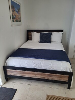 Studio, 1 Queen Bed, Partial Sea View - Golden Sand Oceanfront (Hollywood)