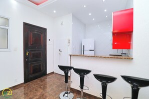 Apartment | Private kitchen | Full-sized fridge, microwave, stovetop, cookware/dishes/utensils - MZapartments Nossa Senhora Penthouse (Rio de Janeiro)