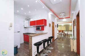 Apartment | Private kitchen | Full-sized fridge, microwave, stovetop, cookware/dishes/utensils - MZapartments Nossa Senhora Penthouse (Rio de Janeiro)