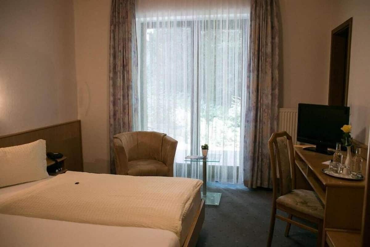Escritorio, cunas gratuitas, wifi gratis y ropa de cama 