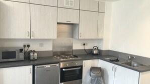 アパートメント 5 ベッドルーム | 専用キッチン | 大型冷蔵庫、電子レンジ、オーブン、コンロ